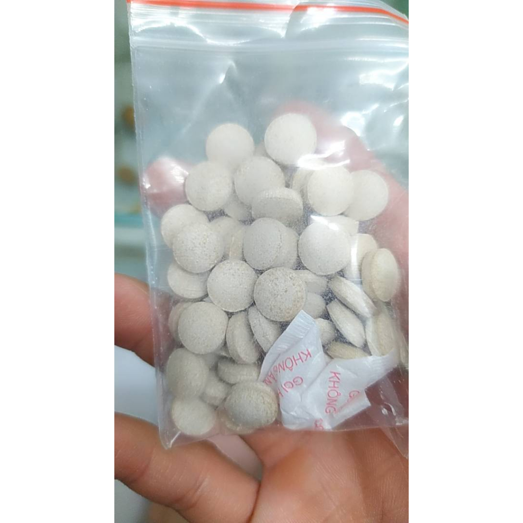1 viên vi sinh dạng nén làm trong nước dùng cho hồ cá cảnh