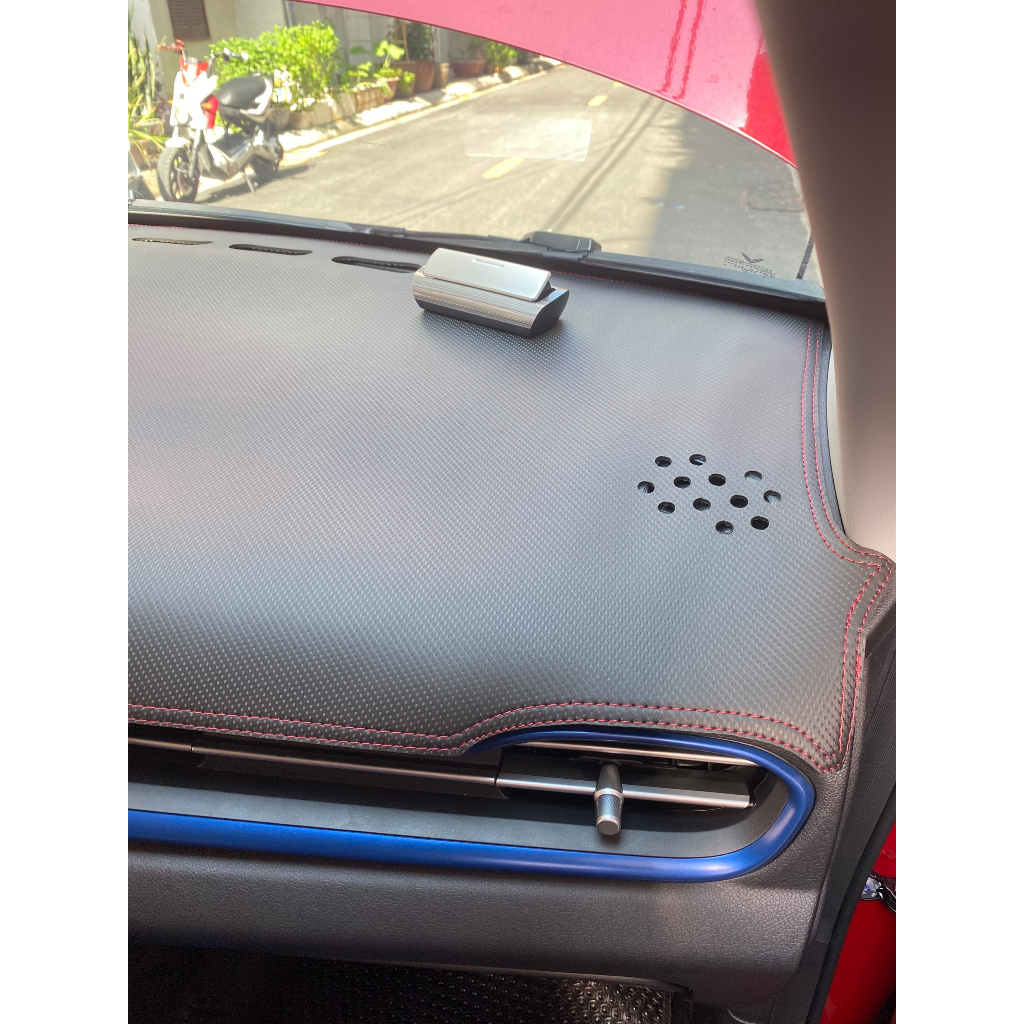 Thảm taplo da carbon Vinfast VF5 màu đen, thẩm mỹ đẹp, vừa form