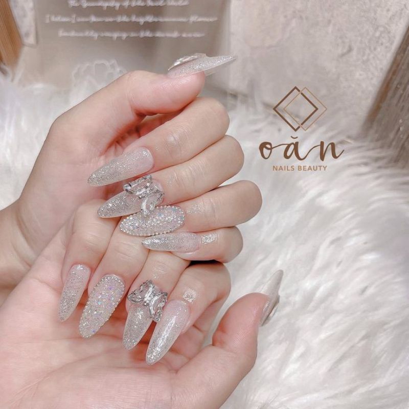 Móng giả_nail box móng thiết kế đá rắc tinh tế