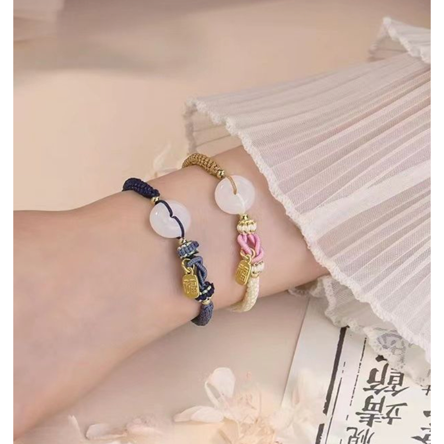 Vòng tay dệt may mắn