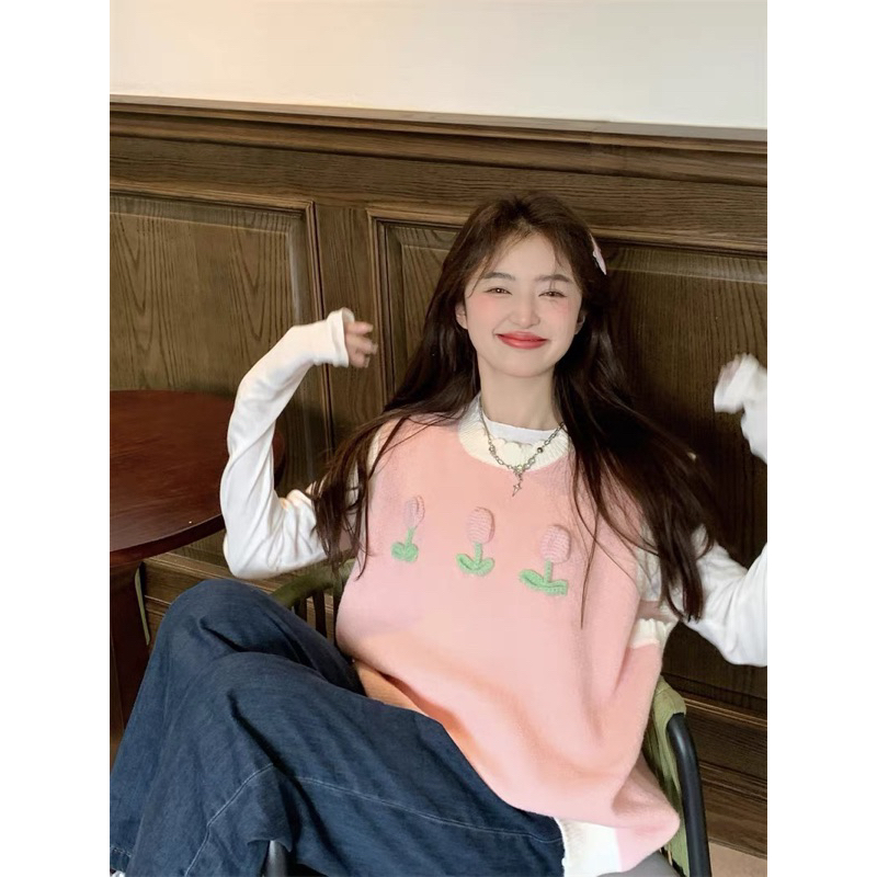 Áo gile hoạ tiết thêu bông hoa phối áo sơmi cổ bèo