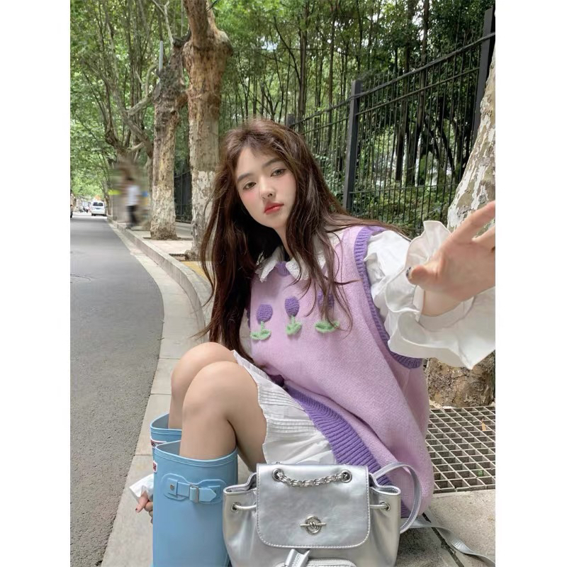 Áo gile hoạ tiết thêu bông hoa phối áo sơmi cổ bèo