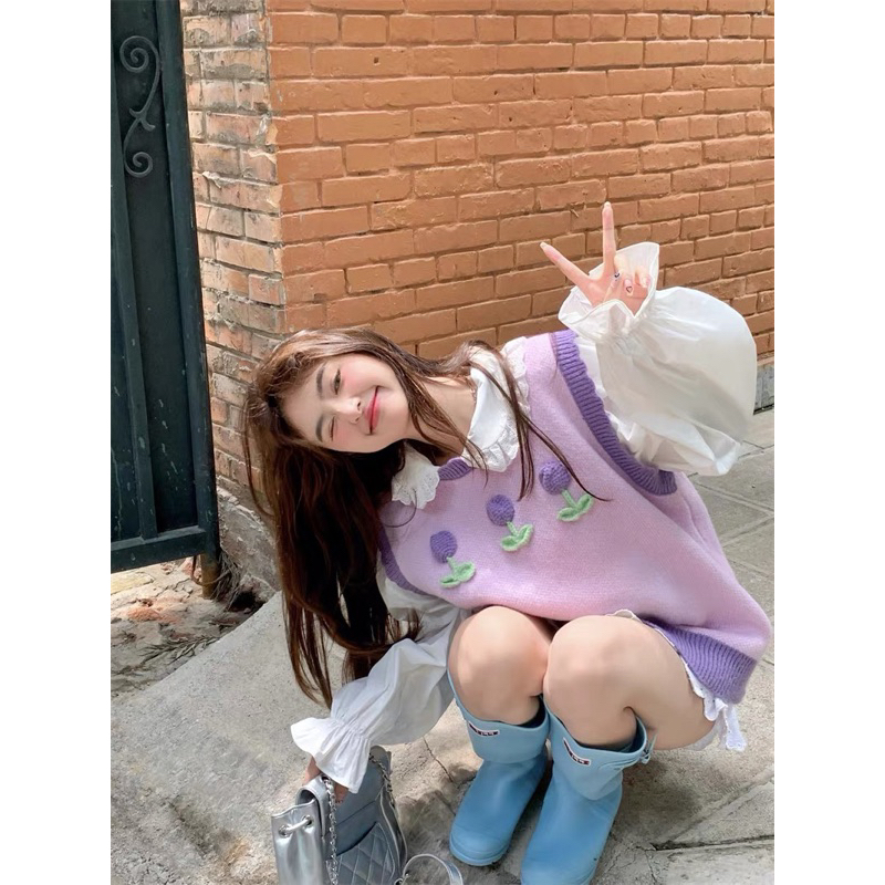 Áo gile hoạ tiết thêu bông hoa phối áo sơmi cổ bèo