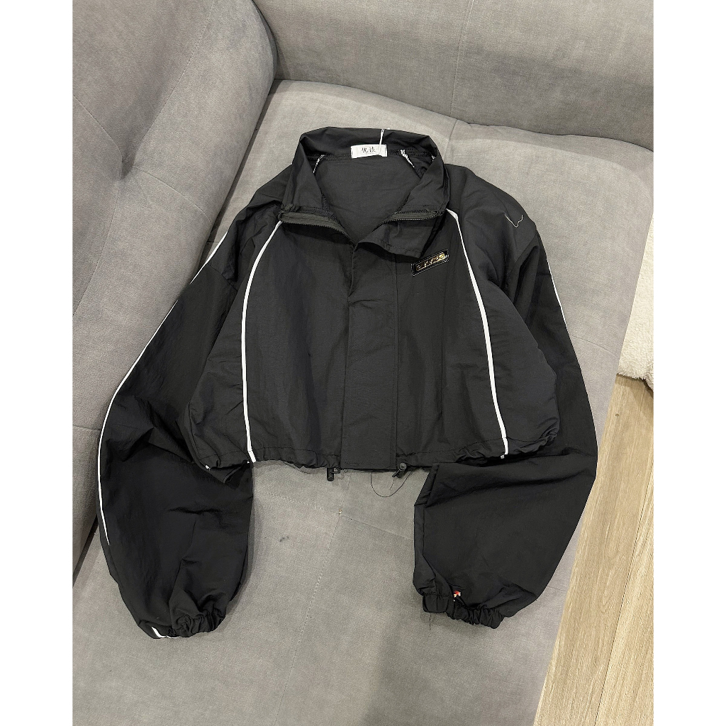Áo khoác nữ kiểu dáng croptop chất liệu đũi gió logo CNC hai lớp cao cấp siêu hot M3 | BigBuy360 - bigbuy360.vn