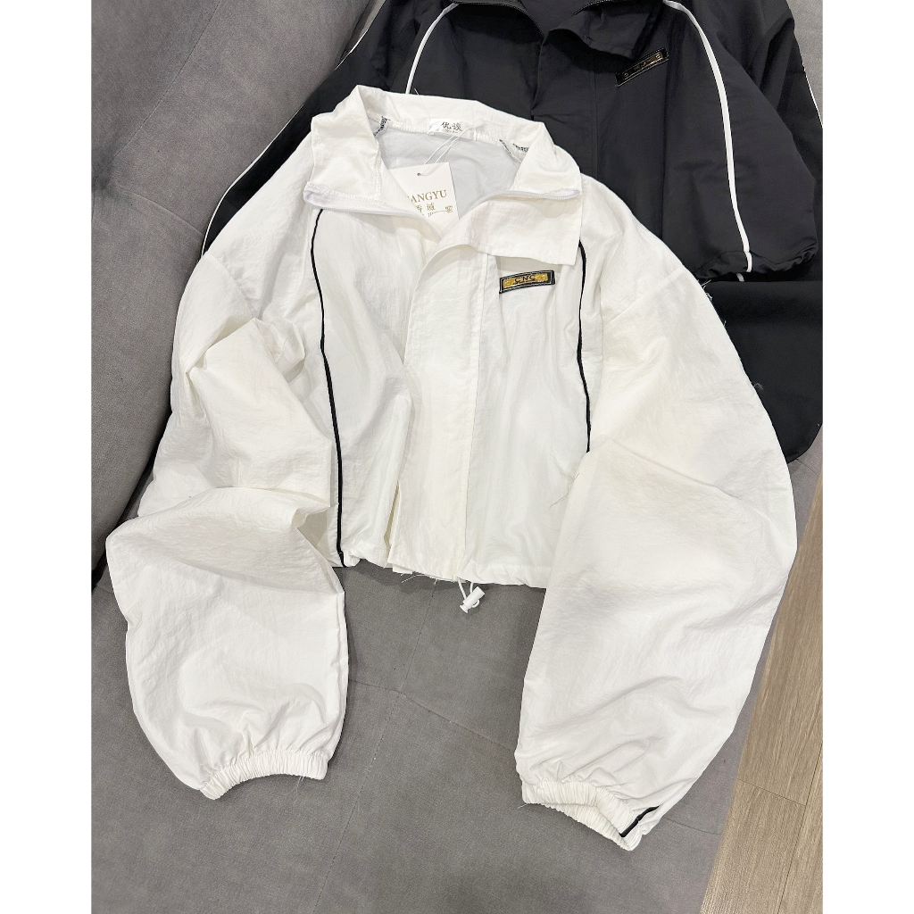 Áo khoác nữ kiểu dáng croptop chất liệu đũi gió logo CNC hai lớp cao cấp siêu hot M3 | BigBuy360 - bigbuy360.vn