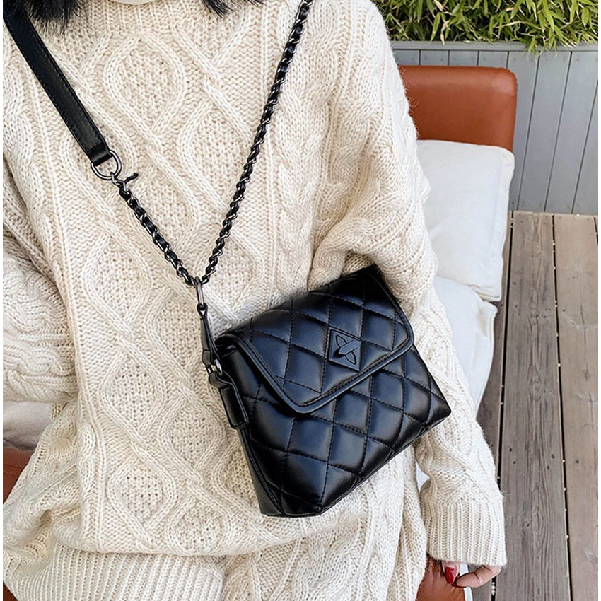 Úi đeo chéo đeo vai nữ khoá xoay đen phong cách Hàn Quốc MÃ-033