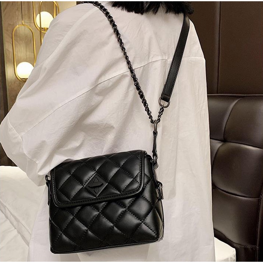 Úi đeo chéo đeo vai nữ khoá xoay đen phong cách Hàn Quốc MÃ-033