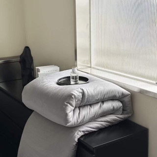 Chăn đông tơ tằm cao cấp,vải dệt từ sợi tơ tằm tự nhiên,ở giữa là lớp bông sơ đậu nành,tạo nên độ mềm mượt