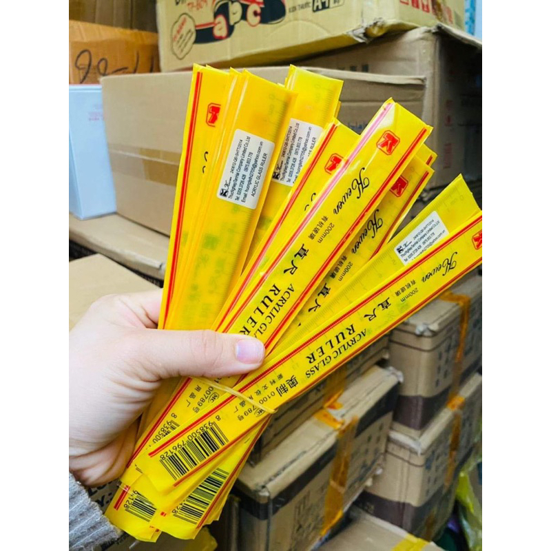 Thước kẻ nhựa