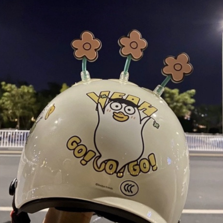 Bông hoa gắn mũ bảo hiểm xinh xắn, đáng yêu