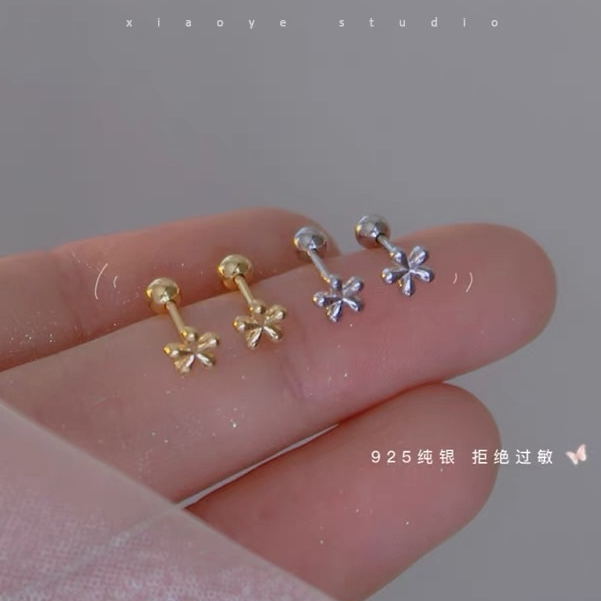 1 chiếc bông tai hoa 5 cánh chốt bi