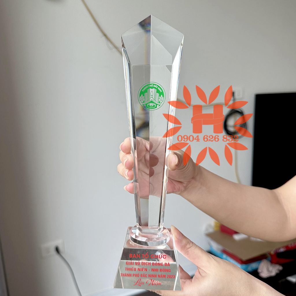 Cúp pha lê ngũ giác với chiều cao 25 cm - 28 cm trong suốt phù hợp làm quà lưu niệm, cúp vinh danh, cúp bóng đá