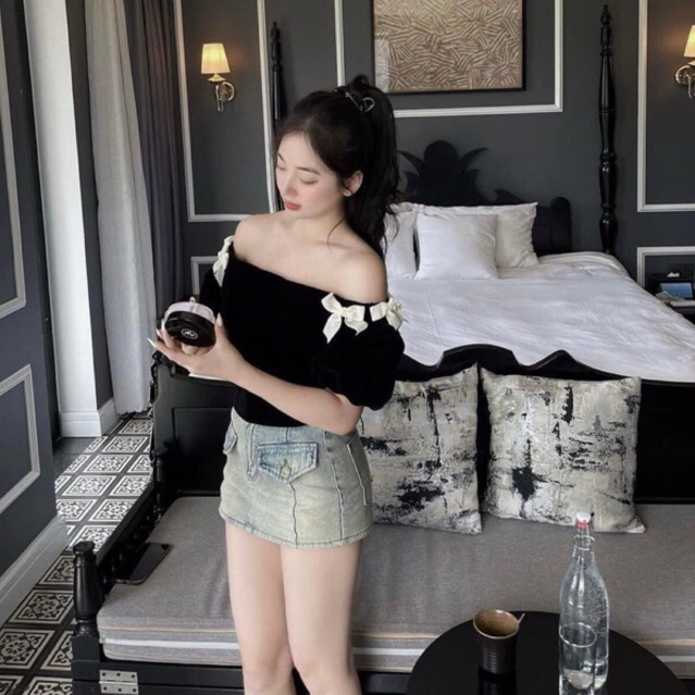 JENNYCLOSET | Áo nhung trễ vai crotop tay bồng đính nơ sang chảnh , Áo hở vai nhung cao cấp đính nơ tiểu thư