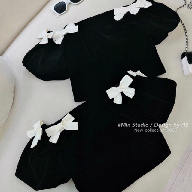JENNYCLOSET | Áo nhung trễ vai crotop tay bồng đính nơ sang chảnh , Áo hở vai nhung cao cấp đính nơ tiểu thư