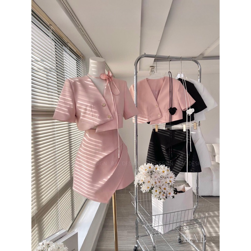 JENNYCLOSET | SET Áo blazer vạt lệch kèm chân váy chữ A sang chảnh , Áo blazer crotop + chân váy