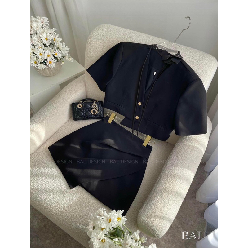 JENNYCLOSET | SET Áo blazer vạt lệch kèm chân váy chữ A sang chảnh , Áo blazer crotop + chân váy