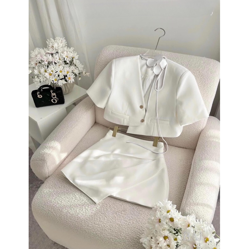 JENNYCLOSET | SET Áo blazer vạt lệch kèm chân váy chữ A sang chảnh , Áo blazer crotop + chân váy