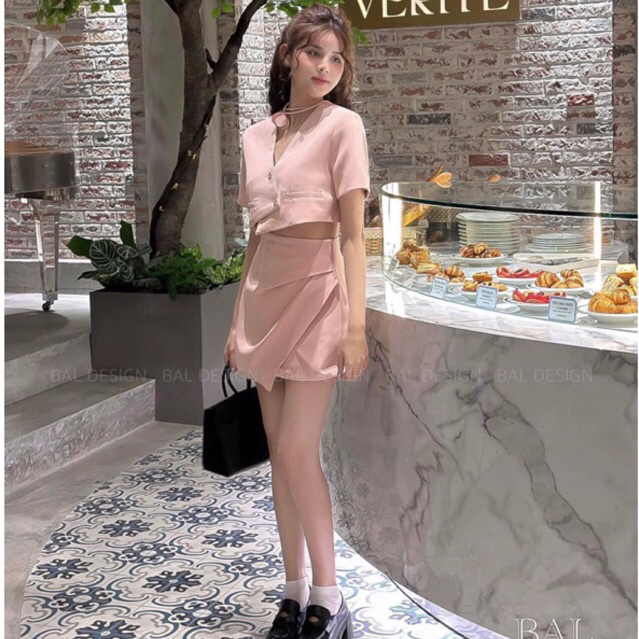 JENNYCLOSET | SET Áo blazer vạt lệch kèm chân váy chữ A sang chảnh , Áo blazer crotop + chân váy