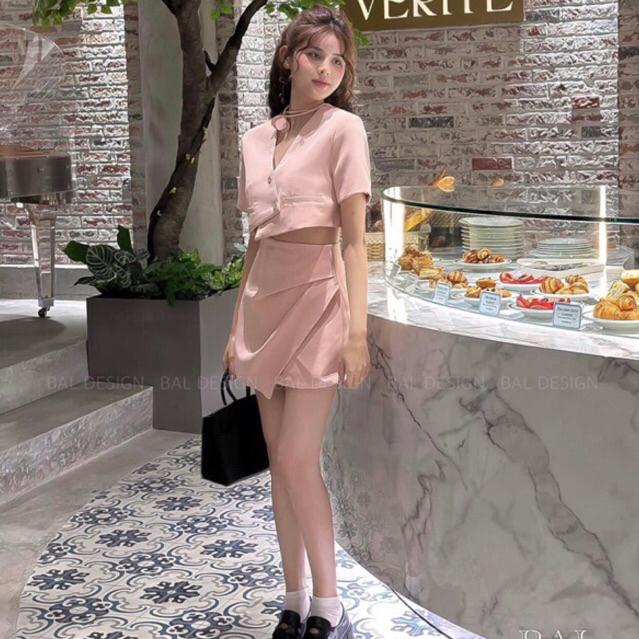 JENNYCLOSET | SET Áo blazer vạt lệch kèm chân váy chữ A sang chảnh , Áo blazer crotop + chân váy