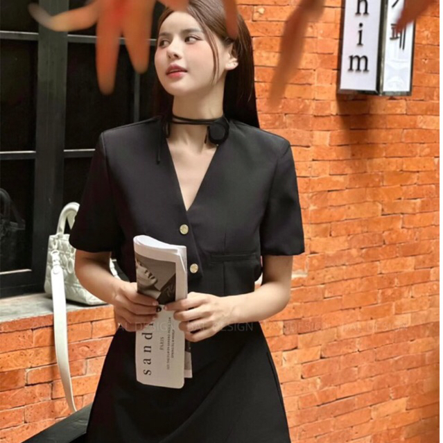 JENNYCLOSET | SET Áo blazer vạt lệch kèm chân váy chữ A sang chảnh , Áo blazer crotop + chân váy
