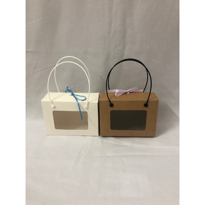 Hộp giấy mặt kiếng có quai xách kích thước 10 x 14 x 6cm/hộp