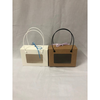 Hộp giấy mặt kiếng có quai xách kích thước 10 x 14 x 6cm/hộp