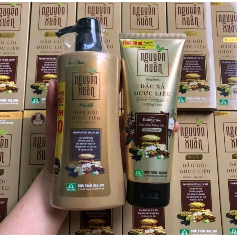Dầu gội Nguyên Xuân/ Dầu Xả Dược liệu Nguyên Xuân  phù hợp với tóc gãy rụng bết dầu thơm ngát hương hoa.