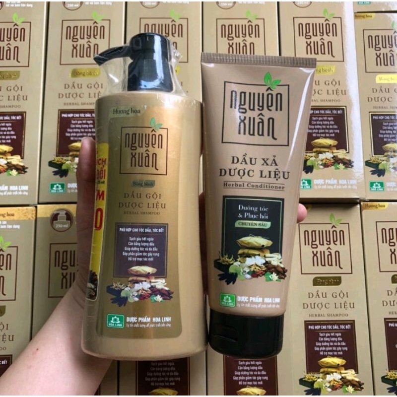 Dầu gội Nguyên Xuân/ Dầu Xả Dược liệu Nguyên Xuân  phù hợp với tóc gãy rụng bết dầu thơm ngát hương hoa.