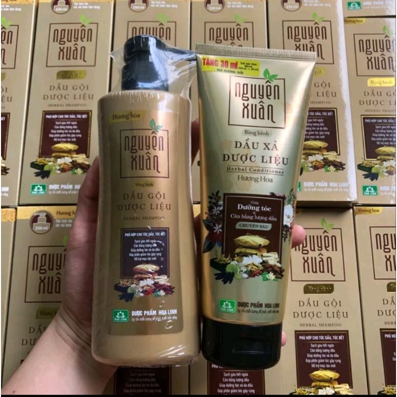 Dầu gội Nguyên Xuân/ Dầu Xả Dược liệu Nguyên Xuân  phù hợp với tóc gãy rụng bết dầu thơm ngát hương hoa.