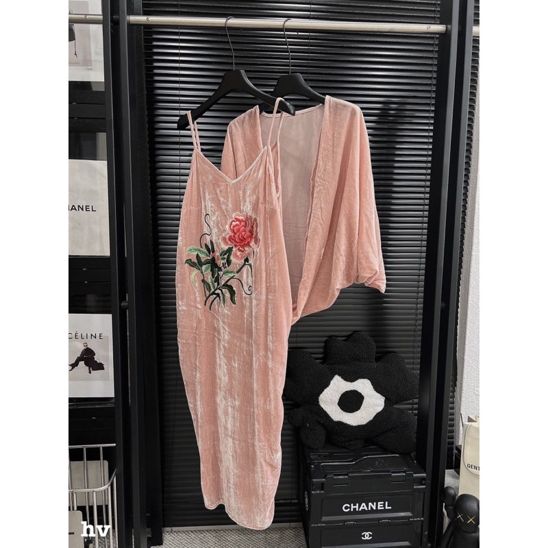 Váy nhung the hồng thêu hoa ngực, áo choàng nhung the cùng màu