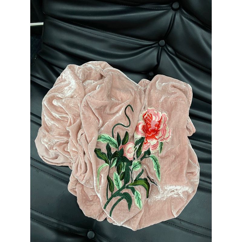 Váy nhung the hồng thêu hoa ngực, áo choàng nhung the cùng màu