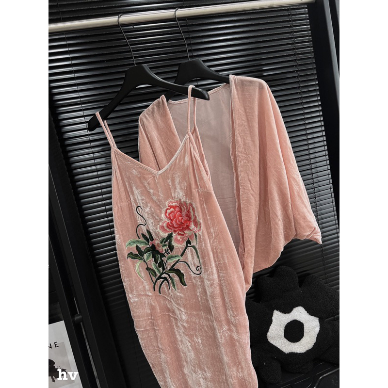 Váy nhung the hồng thêu hoa ngực, áo choàng nhung the cùng màu