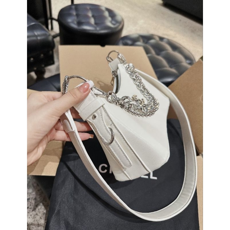 Túi kẹp nách xích hobo dáng thuyền xanh jean bạc sang chảnh 23cm
