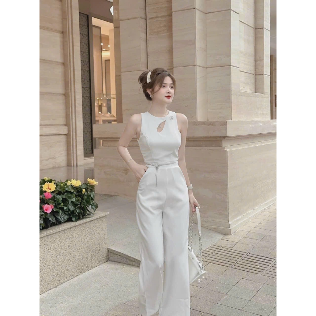 Jumpsuit nữ quần ống rộng sát nách cổ tròn khoét ngực gắn phụ kiện kèm xích eo xinh xắn DX