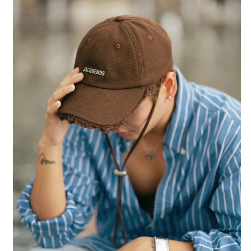 Mũ lưỡi trai Jacquemus dây quai dài