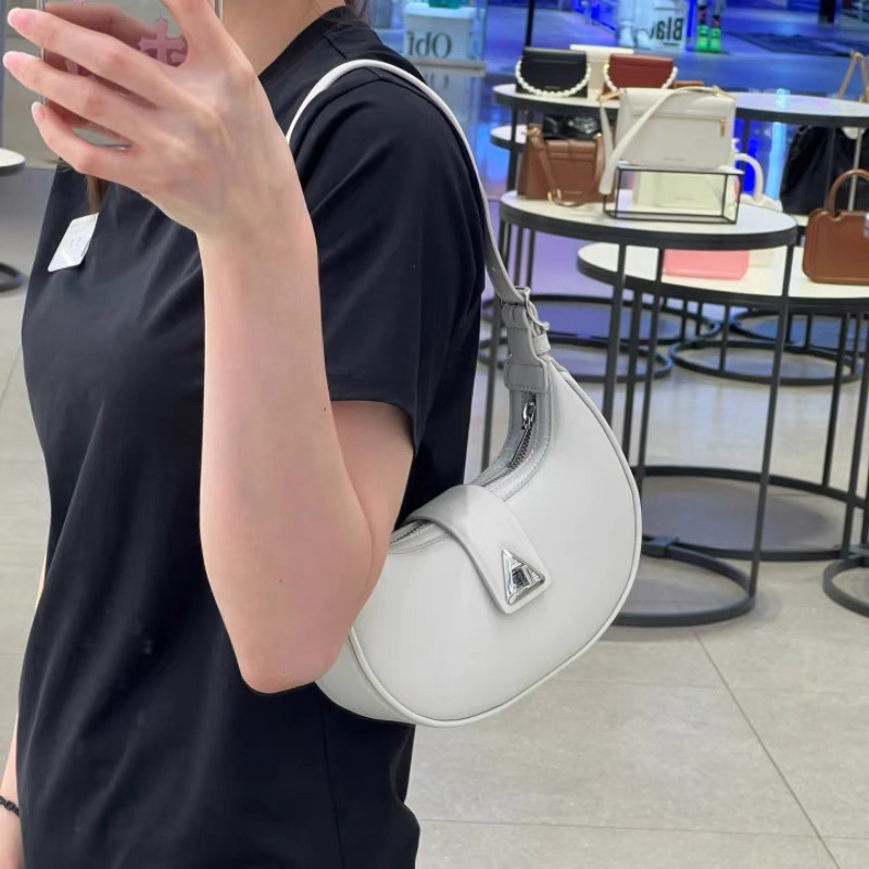 Túi xách dáng bầu khoá tam giác