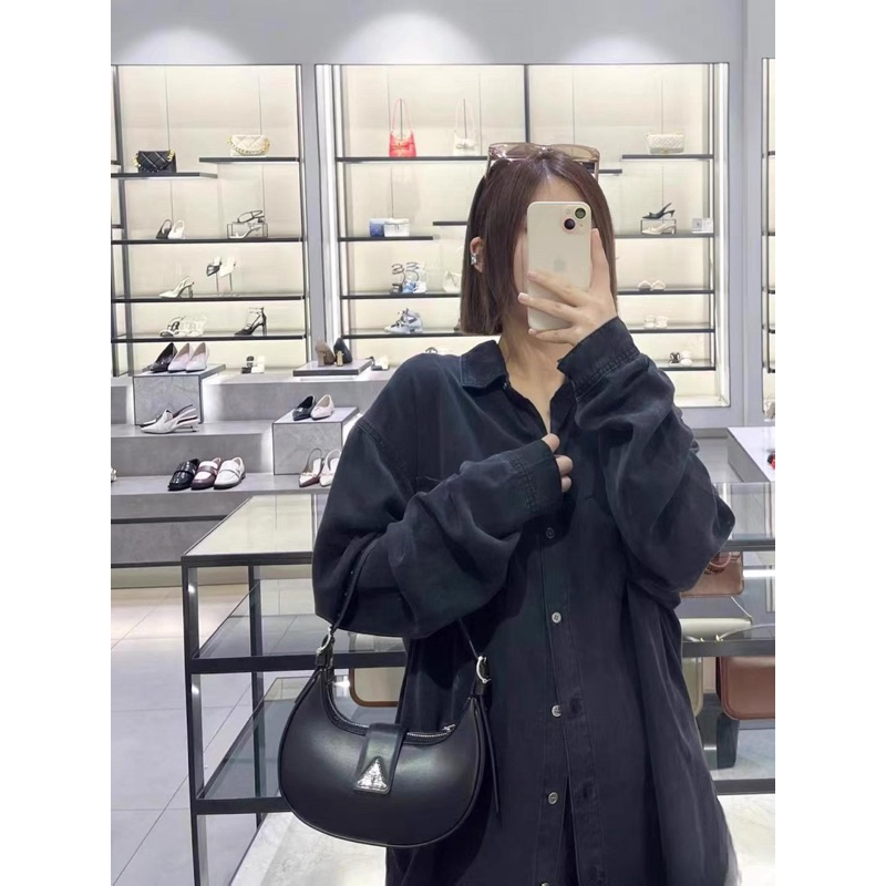 Túi xách dáng bầu khoá tam giác