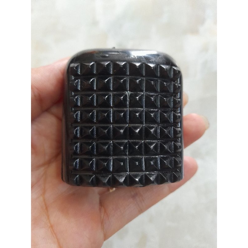 Miếng bọc đạp thắng cao su gắn cho xe máy.