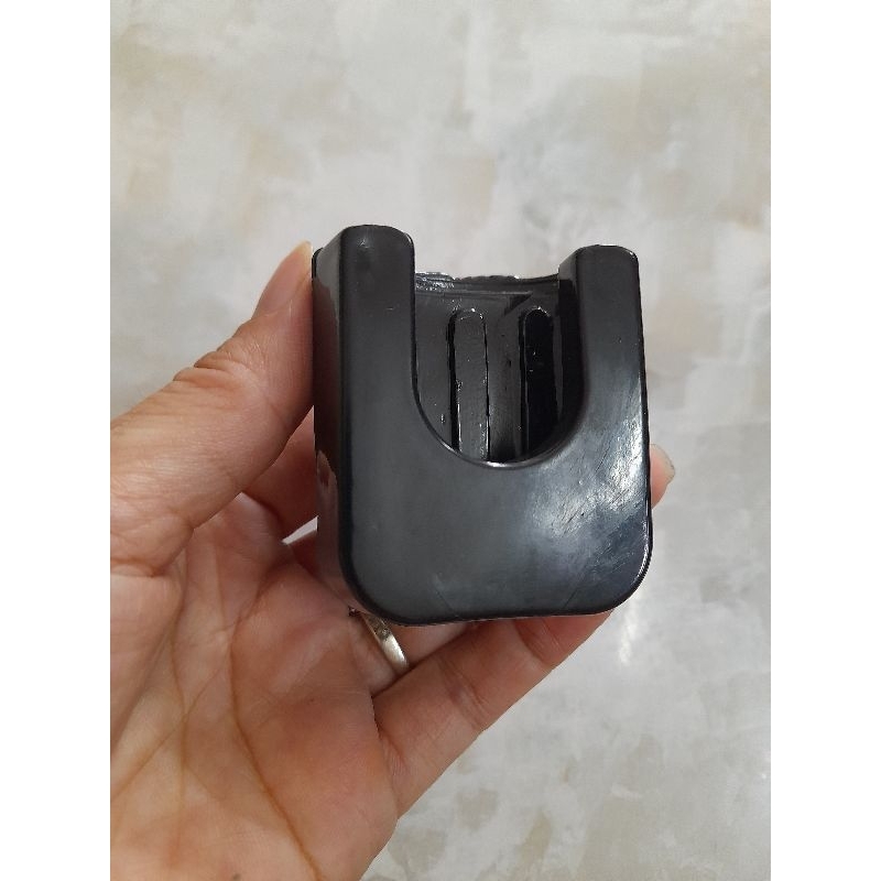 Miếng bọc đạp thắng cao su gắn cho xe máy.
