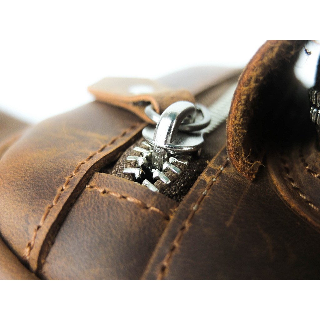 Túi đeo chéo da bò sáp phong cách Biker, màu nâu vàng bò - Manuk Leather Design - Da sáp ngựa điên Crazyhorse Leather