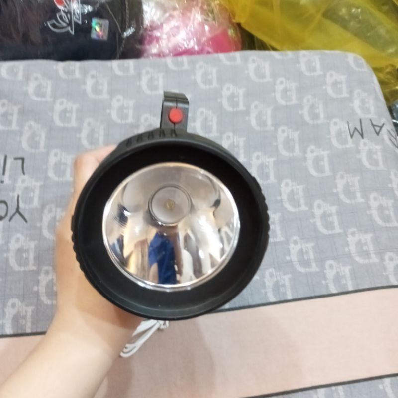 Đèn pin cầm tay chiếu xa