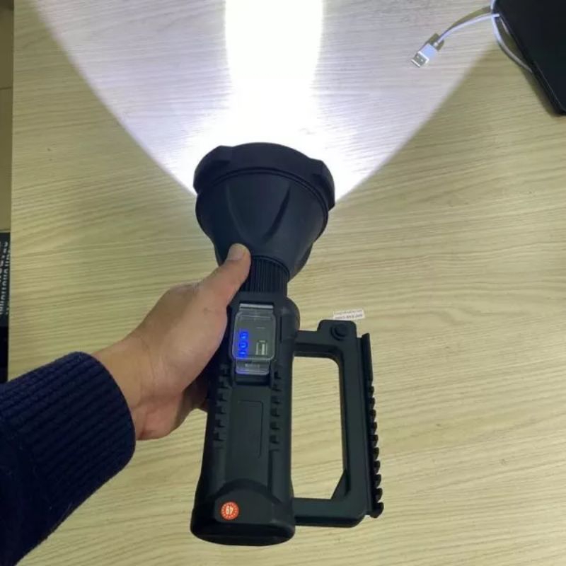 Đèn pin cầm tay chiếu xa
