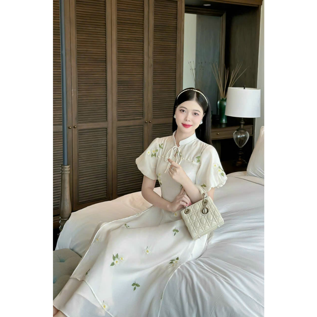 Áo dài cách tân 4 tà tay bồng thêu hoa nhí