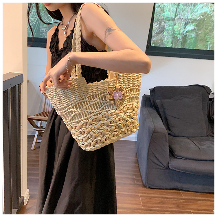 Túi cói to đeo vai đính hoa