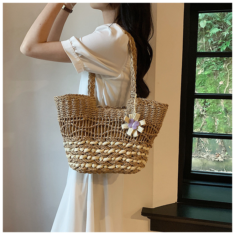 Túi cói to đeo vai đính hoa