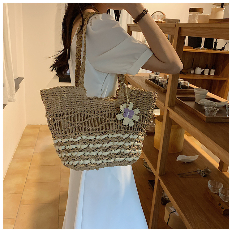 Túi cói to đeo vai đính hoa