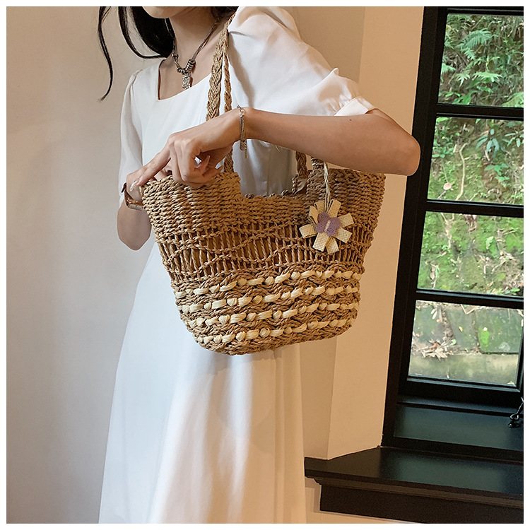 Túi cói to đeo vai đính hoa