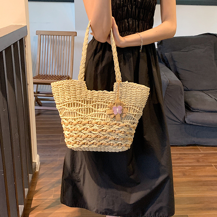 Túi cói to đeo vai đính hoa