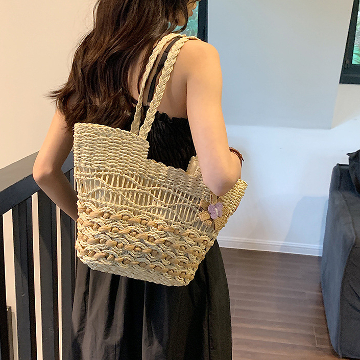 Túi cói to đeo vai đính hoa