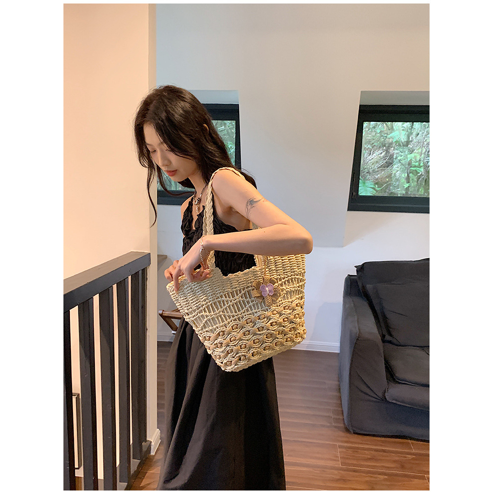 Túi cói to đeo vai đính hoa